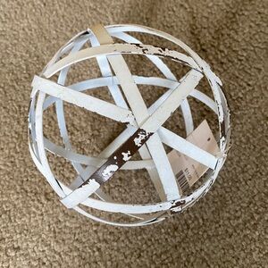 Metal Orbit White Large